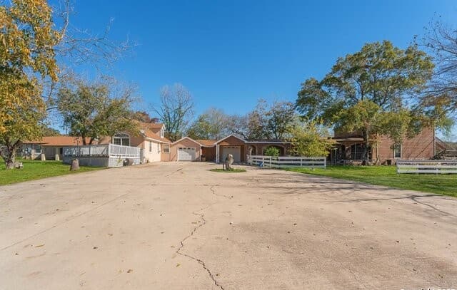 3-bedroom rental at 2930 Shane Rd in San Antonio, TX — photo 2