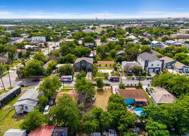 rental at 718 S Olive St in San Antonio, TX — photo 2