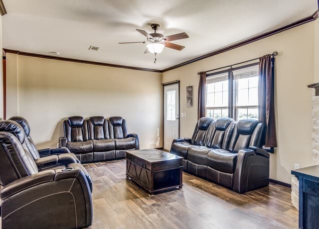 4-bedroom rental at 252 County Road 302 in Floresville, TX — photo 3