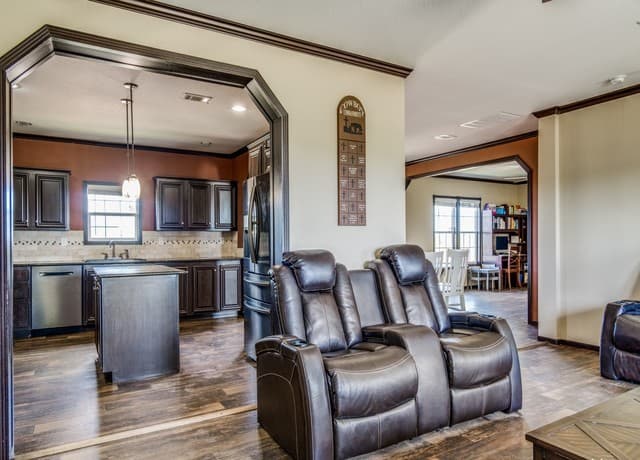 4-bedroom rental at 252 County Road 302 in Floresville, TX — photo 4