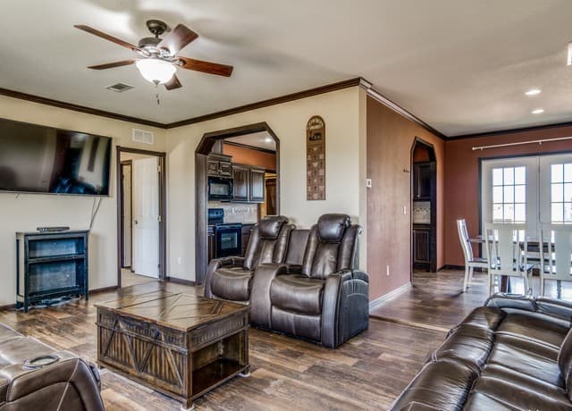 4-bedroom rental at 252 County Road 302 in Floresville, TX — photo 5