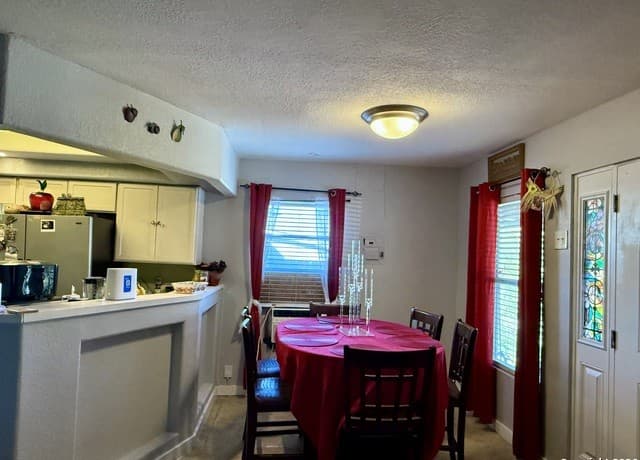 4-bedroom rental at 143 Los Arboles in San Antonio, TX — photo 3
