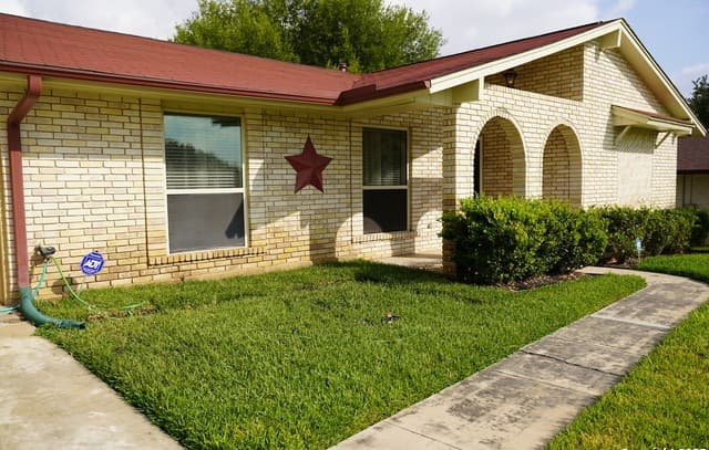 3-bedroom rental at 615 Amistad Blvd in Universal City, TX — photo 2