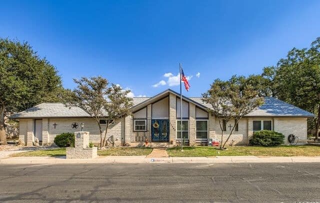 3-bedroom rental at 10602 Lands Run in San Antonio, TX — photo 1