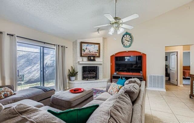 3-bedroom rental at 10602 Lands Run in San Antonio, TX — photo 5
