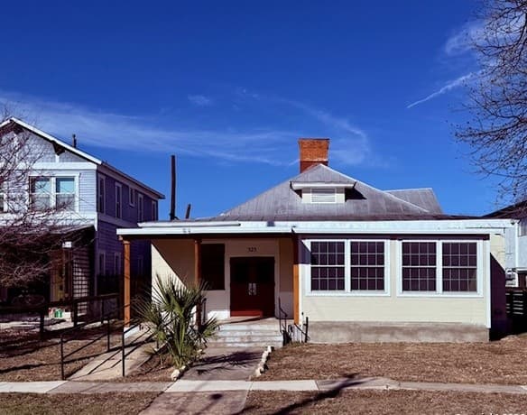 rental at 325 E Locust in San Antonio, TX — photo 2