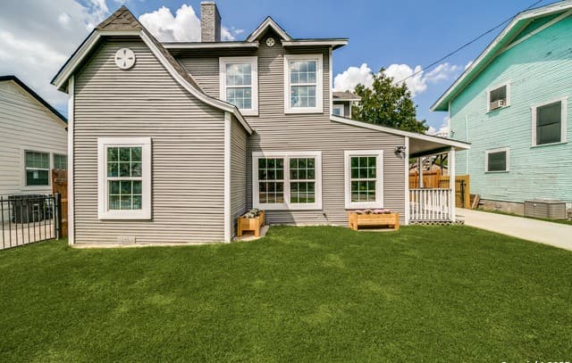 4-bedroom rental at 811 W Kings in San Antonio, TX — photo 1
