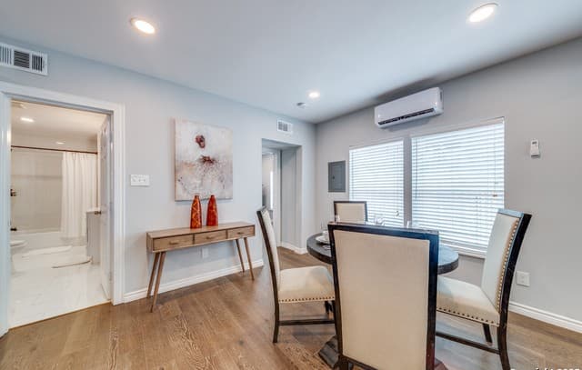 4-bedroom rental at 811 W Kings in San Antonio, TX — photo 4