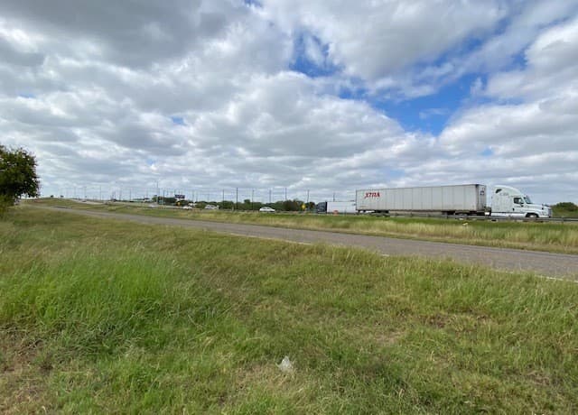 rental at 12020 Interstate 10 in Converse, TX — photo 2