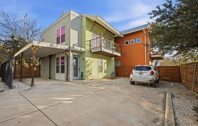 2-bedroom rental at 422 Hays St #3 in San Antonio, TX — photo 1