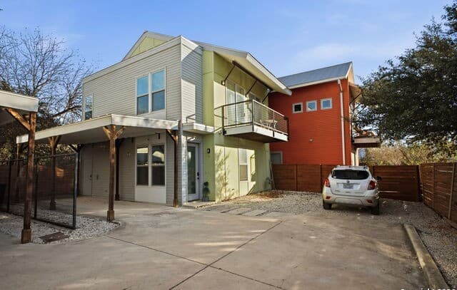 2-bedroom rental at 422 Hays St #3 in San Antonio, TX — photo 2