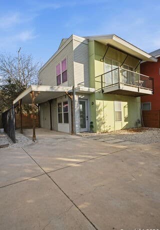 2-bedroom rental at 422 Hays St #3 in San Antonio, TX — photo 3