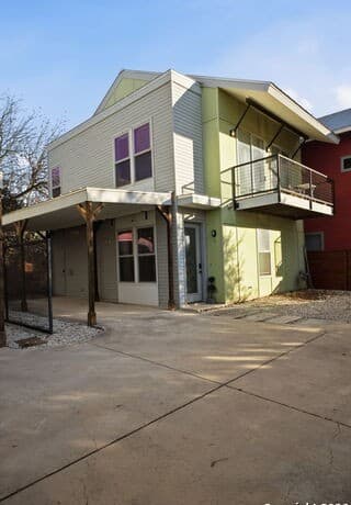 2-bedroom rental at 422 Hays St #3 in San Antonio, TX — photo 4