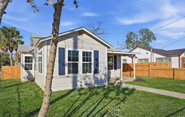 3-bedroom rental at 1203 Denver Blvd in San Antonio, TX — photo 3
