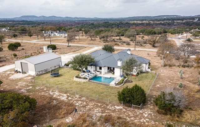 4-bedroom rental at 129 E Evergreen in Boerne, TX — photo 2