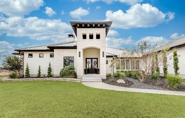 4-bedroom rental at 129 E Evergreen in Boerne, TX — photo 3