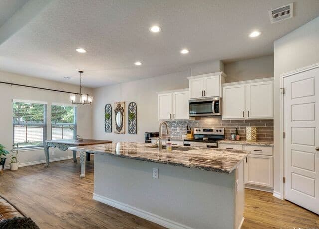 4-bedroom rental at 128 Frank Jones in Blanco, TX — photo 5
