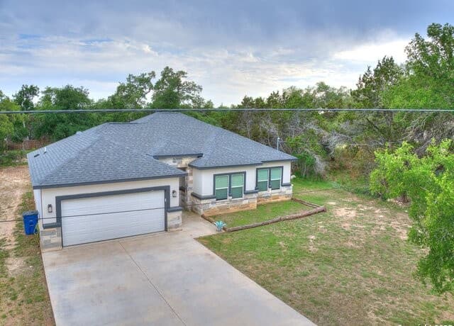 3-bedroom rental at 656 Fawn in Spring Branch, TX — photo 2