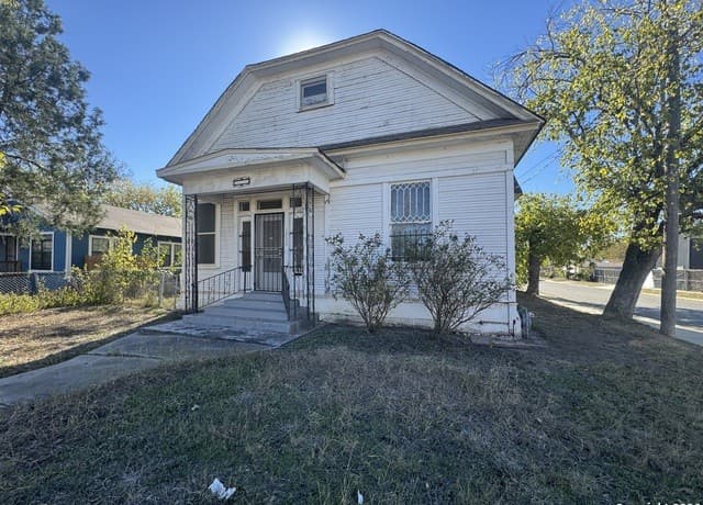 6-bedroom rental at 2424 Buena Vista in San Antonio, TX — photo 1