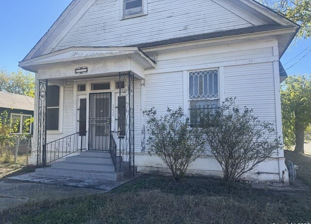 6-bedroom rental at 2424 Buena Vista in San Antonio, TX — photo 2