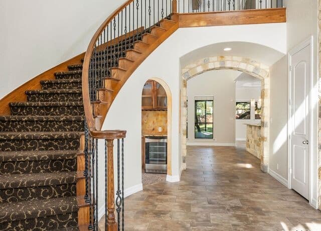 5-bedroom rental at 303 Regent Circle in San Antonio, TX — photo 3