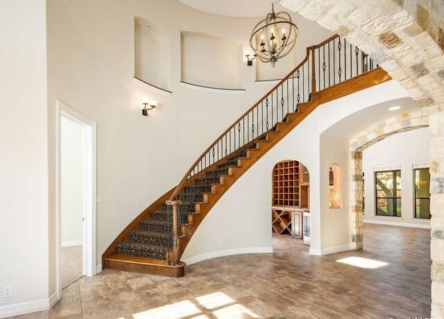 5-bedroom rental at 303 Regent Circle in San Antonio, TX — photo 4