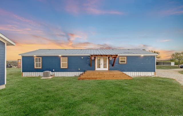 3-bedroom rental at 2925 W Fm 462 in Moore, TX — photo 4