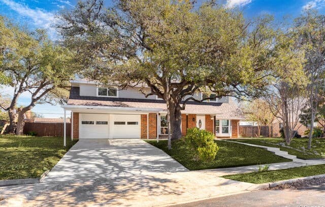5-bedroom rental at 2914 War Feather in San Antonio, TX — photo 2