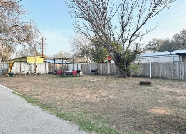 3-bedroom rental at 1608 The Lane in Pleasanton, TX — photo 3