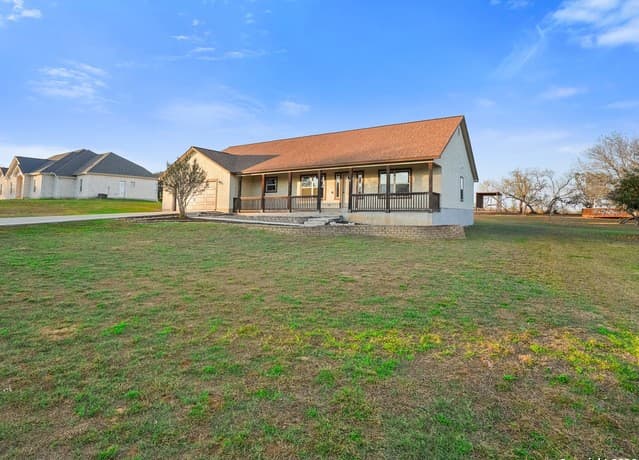 4-bedroom rental at 312 Edgehill in Pleasanton, TX — photo 2