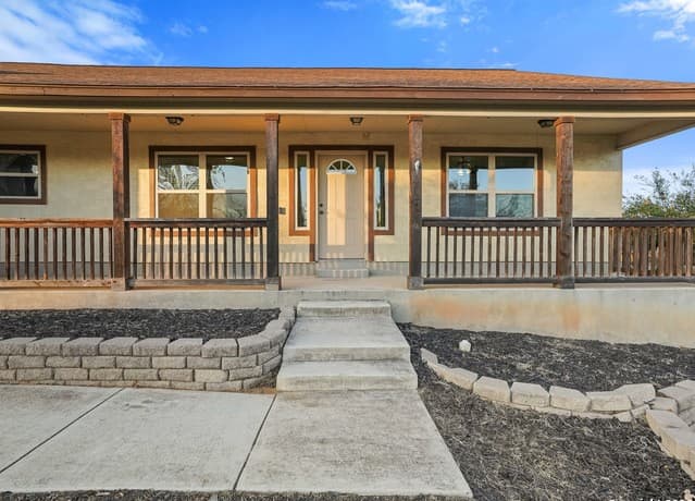 4-bedroom rental at 312 Edgehill in Pleasanton, TX — photo 3