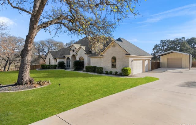 4-bedroom rental at 140 Legacy Trail Dr in La Vernia, TX — photo 5