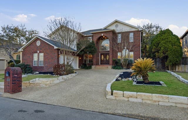 4-bedroom rental at 1619 Fawn Bluff in San Antonio, TX — photo 2