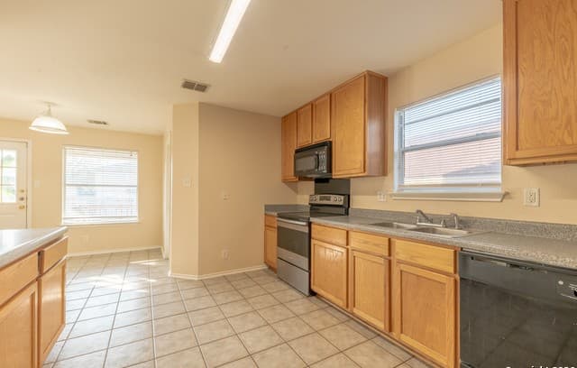 3-bedroom rental at 635 Lynx in San Antonio, TX — photo 5
