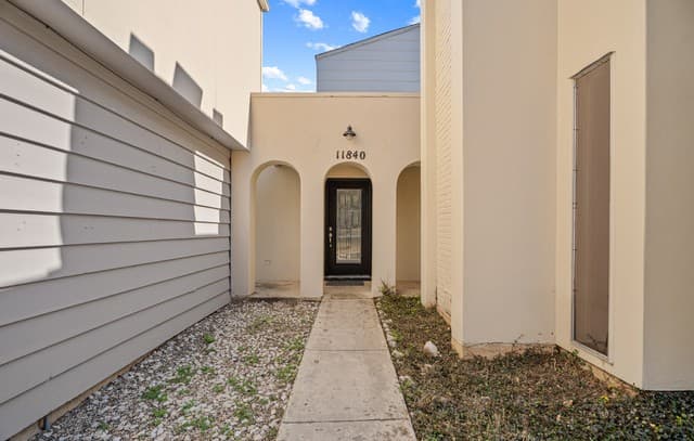 3-bedroom rental at 519 Millwood in San Antonio, TX — photo 5