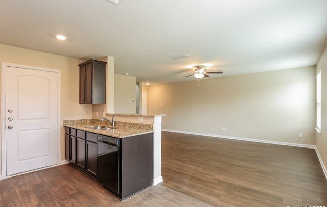 3-bedroom rental at 7213 Romaire in San Antonio, TX — photo 5
