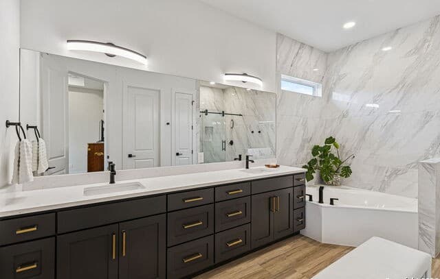 5-bedroom rental at 108 Parlin Ln in Fredericksburg, TX — photo 5