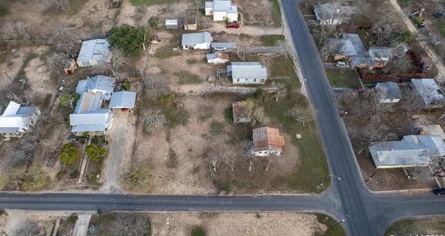 rental at 910 15th St in Hondo, TX — photo 2