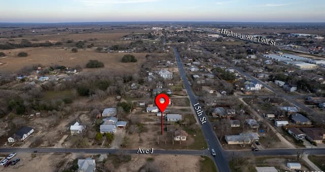 rental at 910 15th St in Hondo, TX — photo 3