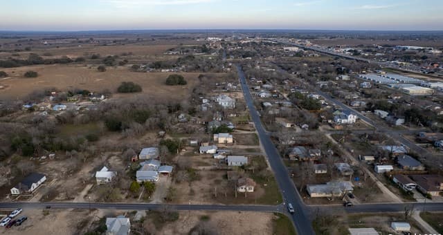 rental at 910 15th St in Hondo, TX — photo 4