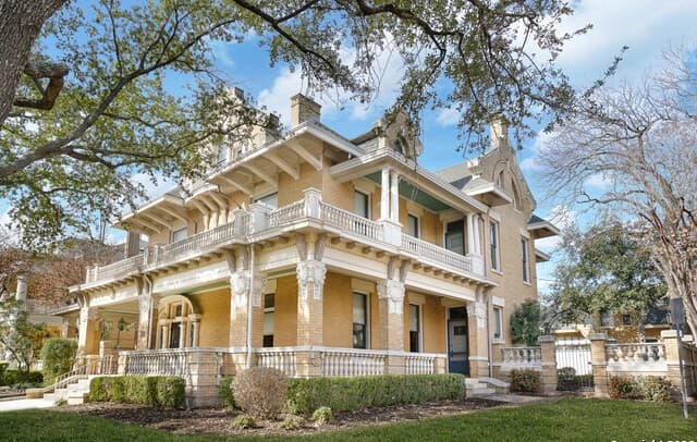 3-bedroom rental at 501 W French PL in San Antonio, TX — photo 1