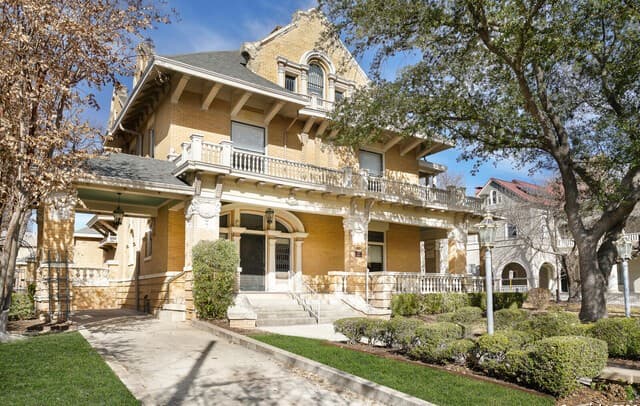 3-bedroom rental at 501 W French PL in San Antonio, TX — photo 2