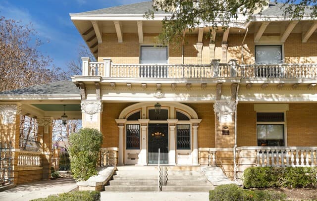 3-bedroom rental at 501 W French PL in San Antonio, TX — photo 3