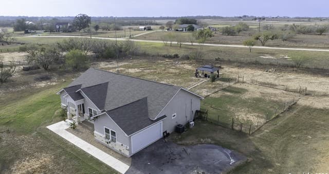4-bedroom rental at 105 Hidden Haven in Floresville, TX — photo 3