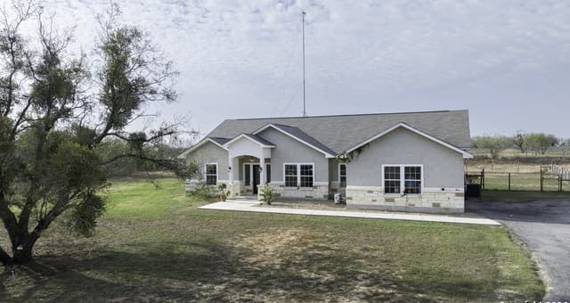 4-bedroom rental at 105 Hidden Haven in Floresville, TX — photo 4