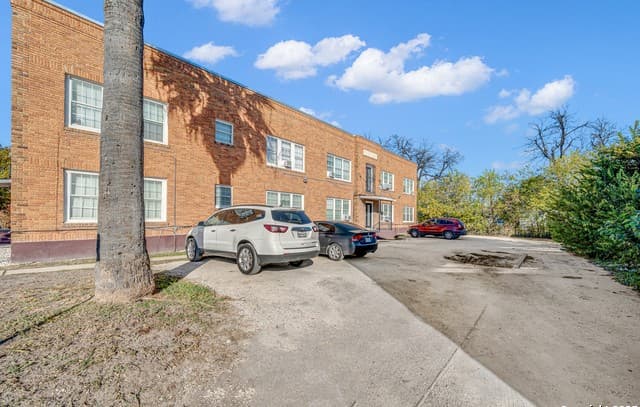 rental at 1409 W Woodlawn in San Antonio, TX — photo 3
