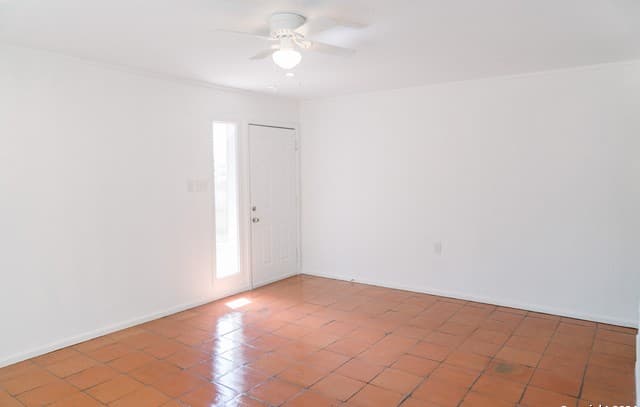 2-bedroom rental at 1385 Oblate Dr in San Antonio, TX — photo 4