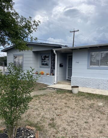 3-bedroom rental at 742 Olney in San Antonio, TX — photo 2