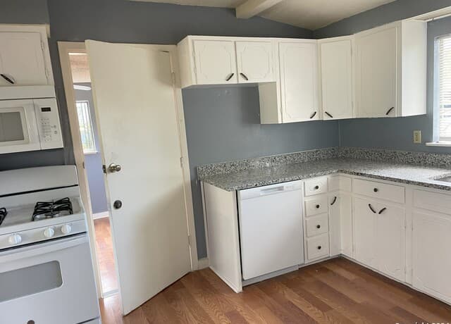3-bedroom rental at 742 Olney in San Antonio, TX — photo 3