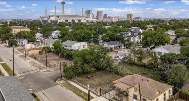 3-bedroom rental at 503 Martin Luther King Dr in San Antonio, TX — photo 2